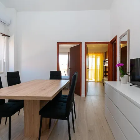 By The Sea - 694 Pašman